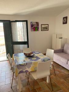 A seating area at Li Frati Biancheddi