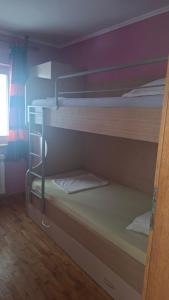 two bunk beds in a room with a window at Ribarićevi dvori in Banjol
