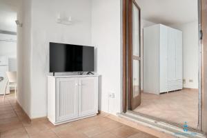 TV a/nebo společenská místnost v ubytování Due bilocali ristrutturati nel 2025 con vista panoramica su Porto Ottiolu