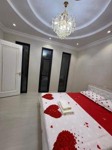 a bedroom with a bed covered in red roses at Yunusabad Comfort House in Yunusobod +2 photos