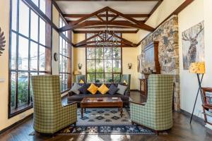 una sala de estar con un sofá y sillas en The Fern Brentwood Resort, Mussoorie, Series by Marriott, en Mussoorie