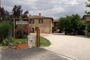 a house with a sign in front of a driveway at Agriturismo Il Borghetto in Montefalco