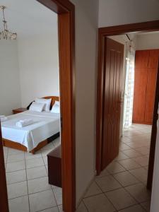 - une chambre avec un lit et une porte ouverte dans l'établissement Anna Family Apartment, à Nikiti 19 autres photos