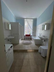 a bathroom with two sinks and a bath tub and a tub at Entspannen im Barockschloss Oberlichtenau in Pulsnitz