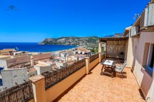 Un balcón de un edificio con vista al mar. en Penthouse Ocean Views and Garage, en La Herradura