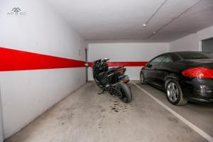 Un garaje con una motocicleta estacionada al lado de un auto. en Penthouse Ocean Views and Garage, en La Herradura 37 fotos más