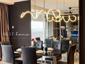 Restaurace v ubytování Encorp Marina Suites by Nest Home at Puteri Harbour