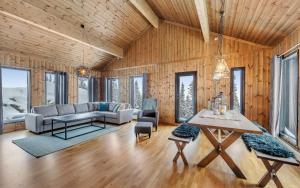 a living room with a couch and a table at Gaustatoppen Hytteutleie in Gaustablikk