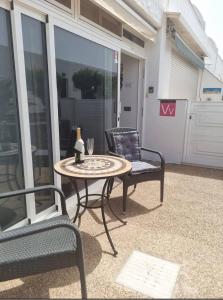 patio ze stołem i 2 krzesłami na ganku w obiekcie Lazydays w Puerto del Carmen