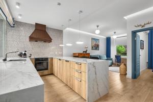 Una cocina con encimera y una sala de estar. en Jurmala Dzintari, en Jūrmala