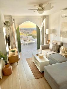 Ein Sitzbereich in der Unterkunft First line with ocean views