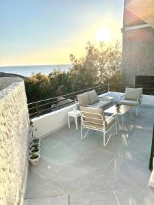 Ein Balkon oder eine Terrasse in der Unterkunft First line with ocean views