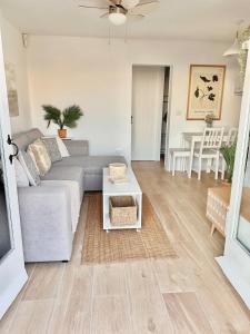 ein Wohnzimmer mit einer Couch und einem Tisch in der Unterkunft First line with ocean views in Cala en Forcat + 37 Fotos
