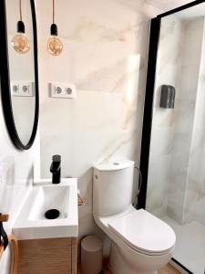 Ein Badezimmer in der Unterkunft First line with ocean views