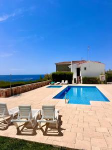 Der Swimmingpool an oder in der Nähe von First line with ocean views