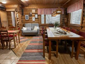 ein Wohnzimmer mit einem Tisch und einem Sofa in der Unterkunft Kinkamon Pirtti in Keuruu