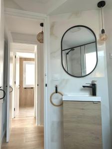 Ein Badezimmer in der Unterkunft First line with ocean views
