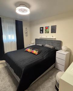 Ein Bett oder Betten in einem Zimmer der Unterkunft Apartmani Merica
