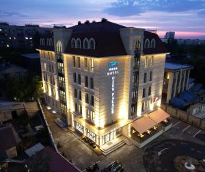 una vista aérea de un hotel por la noche en Ozen Palace Hotel, en Almaty