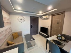 Una televisión o centro de entretenimiento en Arcadia continental By Pam