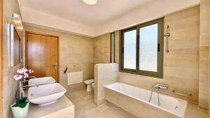 Ένα μπάνιο στο Villa Ventana +55 φωτογραφίες