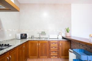 Dapur atau dapur kecil di Los jardines de Zahora C01