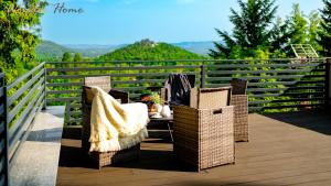 two chairs and a table on a deck with a view at Wonder Home- blisko szlaków, z trasami i pięknym widokiem in Karpacz