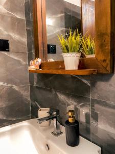 un lavandino del bagno con un rubinetto e uno specchio di Coconut Beach House a Galle Altre 16 foto