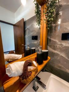 un bagno con lavandino e specchio di Coconut Beach House a Galle