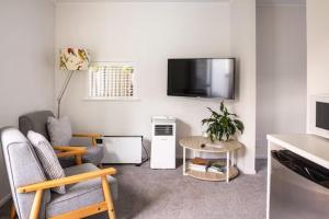 TV a/nebo společenská místnost v ubytování Modern, Comfortable Guest House