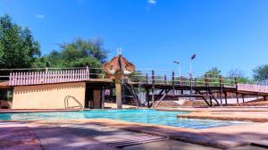 La alberca dentro o cerca de Samburu Elephant Lodge