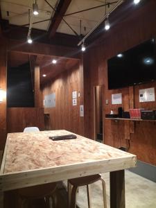 una gran mesa de madera en una habitación con paredes de madera en Vacation"Ninja"house Secretbase near Asakusa, en Tokio