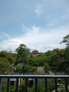 een uitzicht op een gebouw vanaf een balkon bij В11 Title Naiyang Ватсап669З5В2I976 in Nai Yang Beach