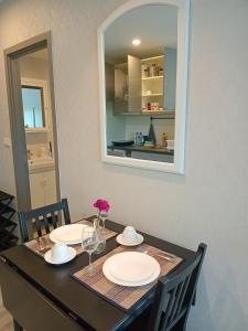een eettafel met borden en glazen en een spiegel bij В11 Title Naiyang Ватсап669З5В2I976 in Nai Yang Beach +5 foto's