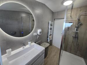 un bagno con lavandino e specchio di Apartments Ivankovic a Nin
