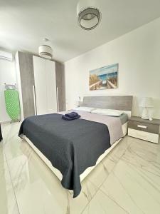 Ένα ή περισσότερα κρεβάτια σε δωμάτιο στο Sliema 3BR 3Bath Apartment 20