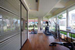 un gimnasio con cintas de correr y equipos de ejercicio en un edificio en Taipei Fullerton Hotel-Maison North, en Taipéi