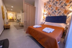 Un pat sau paturi într-o cameră la Apartamentos San Martín