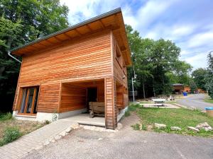 a small wooden building with a bench in a yard at Ferienhäuser vom Freizeitpark Possen in Sondershausen