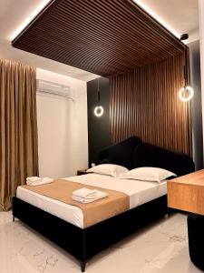 Un pat sau paturi într-o cameră la Apartments Oda Hotel