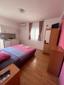 a small room with a bed and a kitchen at Vasiljević apartmani in Igalo