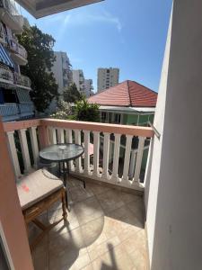 uma varanda com uma mesa e uma pequena mesa em Vasiljević apartmani em Igalo