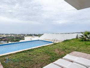 Bazén v ubytování Villa Rafraf S4 avec piscine Moderne nebo v jeho okolí