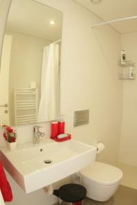 Et badeværelse på Heavenly Duplex Faqra with 2 private gardens