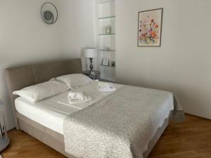 een slaapkamer met een bed met twee handdoeken erop bij Villa Perla Baska in Baška +79 foto's