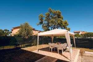 un gazebo avec une table et des chaises en dessous dans l'établissement Sea La Vie, 5 minuti dalla Cinta, à San Teodoro