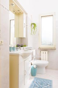 une salle de bain avec un lavabo et des toilettes et une fenêtre dans l'établissement Sea La Vie, 5 minuti dalla Cinta, à San Teodoro 26 autres photos