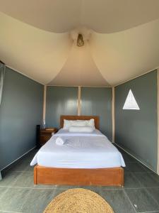 Postel nebo postele na pokoji v ubytování Catu Glamping Bedugul