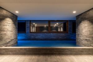 Πισίνα στο ή κοντά στο Luxurious Mountain Gem Enjoy Nature l Gym Sauna Pool l 1 MINUTE WALK TO SLOPES l by BonesVacances