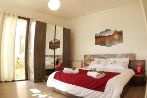 En eller flere senge i et værelse på Heavenly Duplex Faqra with 2 private gardens + 82 billeder